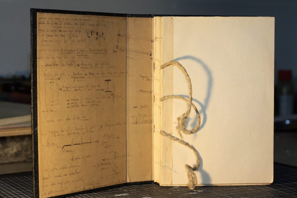 Reliure Suisse achevée - Extrait des contre-plats (copies des notes manuscrites)